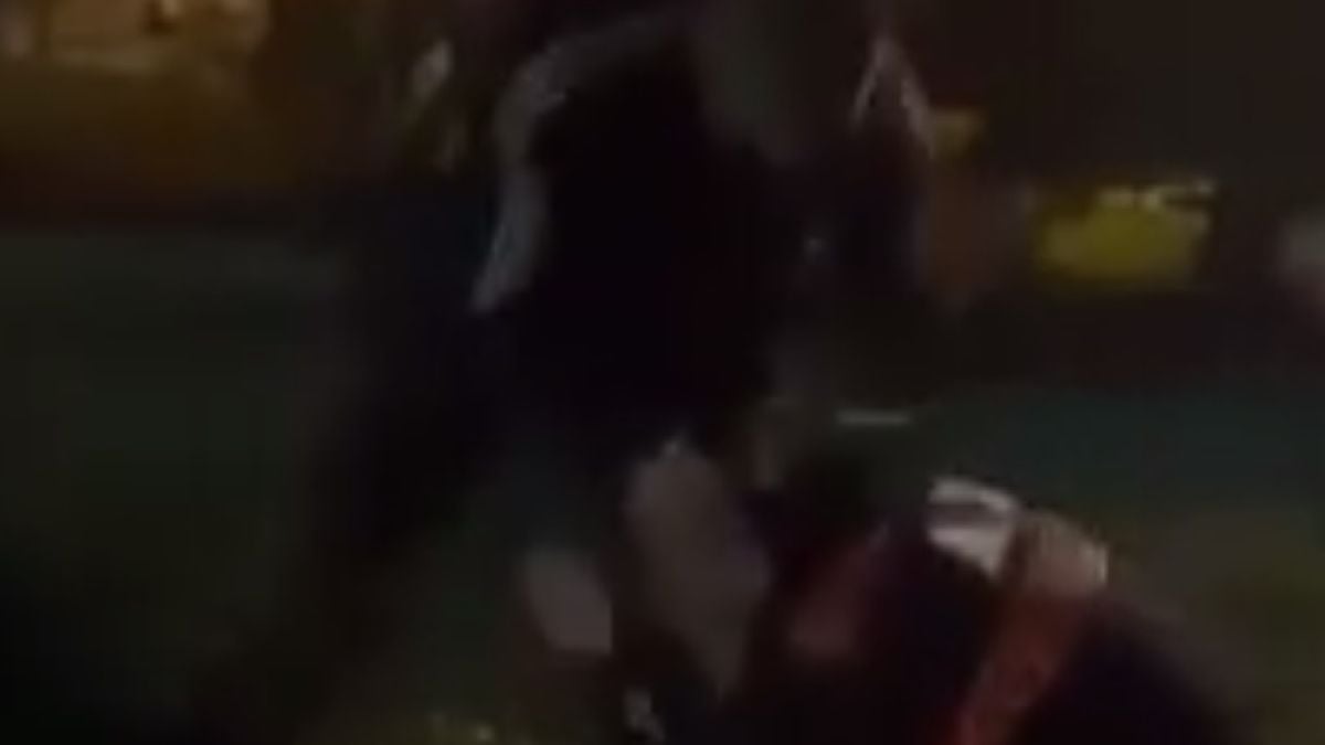 Брутално ВИДЕО 18+ показва как прокурорското синче от Перник бие шутове в главата на друго момче 