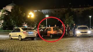 Първо в БЛИЦ! Адско меле с патрулка до "Александър Невски" в София СНИМКА