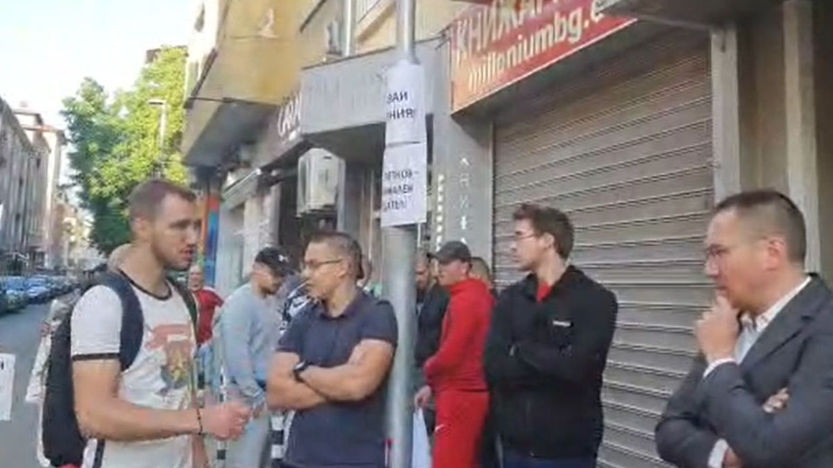 Петков под блокада в ранни зори, ето какво се случва пред дома му ВИДЕО