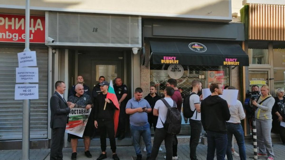 Петков избяга с финт от Джамбазки, но негова комшийка нападна евродепутата ВИДЕО