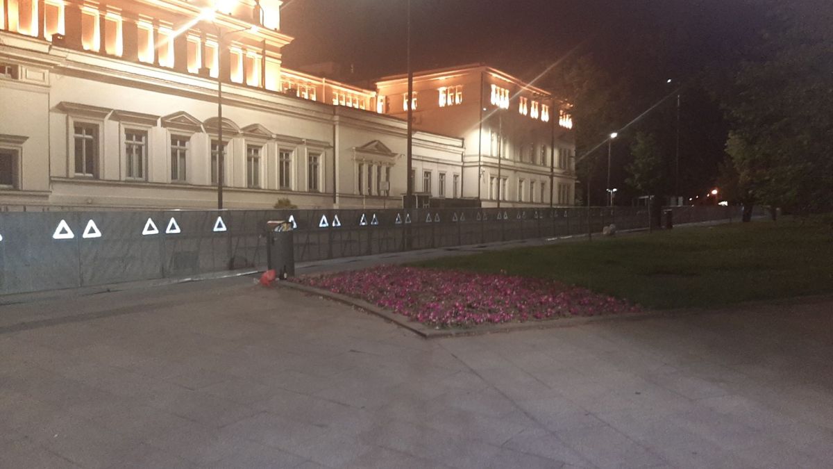 Мрежата побесня: Защо отново обградиха парламента с тези грозни ламарини СНИМКИ