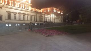 Мрежата побесня: Защо отново обградиха парламента с тези грозни ламарини СНИМКИ