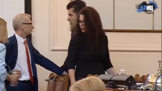 Какви ги върши Петков в празния парламент СНИМКИ