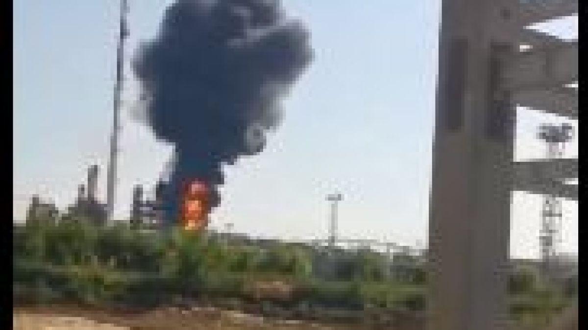 ВИДЕО от войната: Дронове атакуваха и подпалиха руска петролна рафинерия край границата с Украйна 