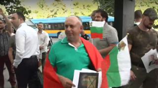 Под прозорците на отцепника Радостин Василев ври и кипи ВИДЕО 
