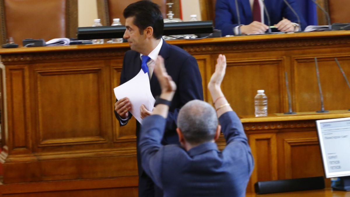 Тошко Йорданов: Петков си пазарува депутати като проститутки, а Василев...