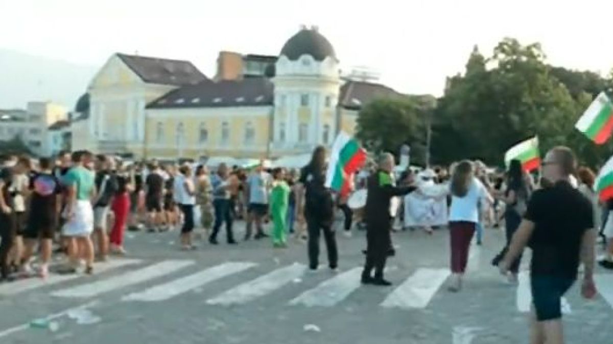 Не е за вярване какво се случи на протеста срещу кабинета след вота СНИМКИ 