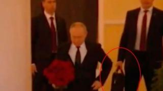 Откриха прострелян охранител на Путин, носил "ядреното куфарче"