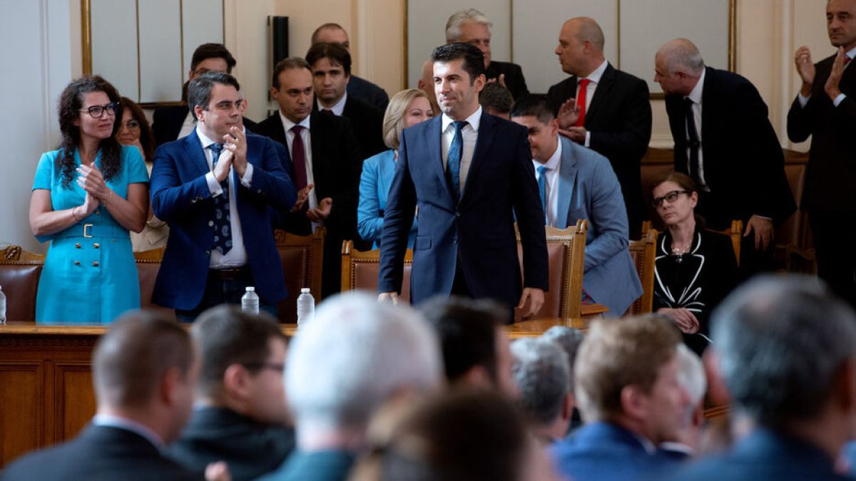 „Гардиън“: Провалът на кабинета "Петков" поставя под въпрос газа за зимата в България