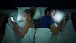 Огромните вреди, които причиняват смартфоните, ако ги ползвате преди сън