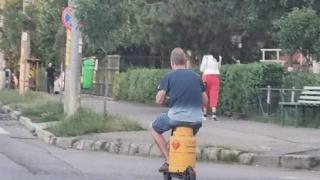 Мрежата настръхна, след като видя какво вози този софиянец на тротинетката си СНИМКА