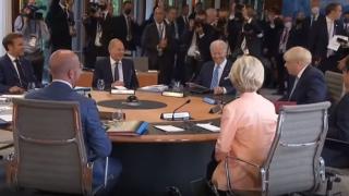 Джонсън и Трюдо се гаврят с Путин на срещата на Г-7 ВИДЕО 