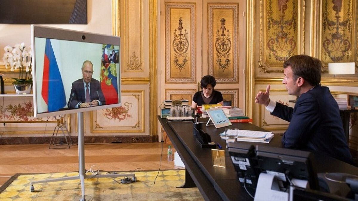 Разсекретиха стенограма с "уникален и завладяващ разговор" между Макрон и Путин часове преди войната