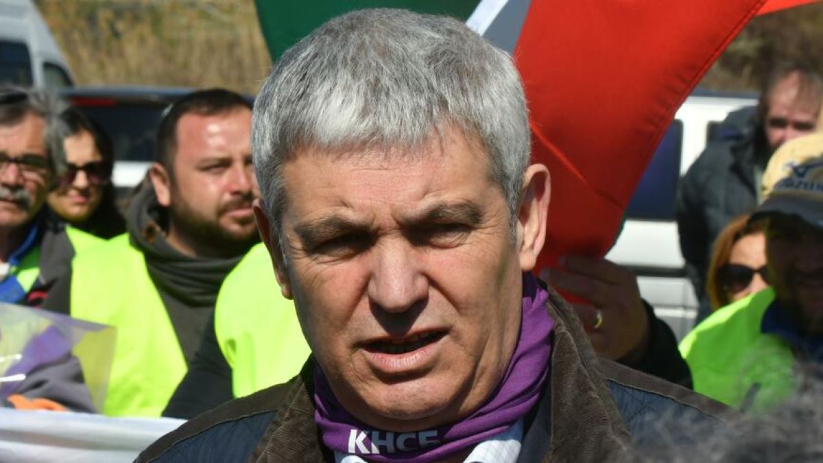 Под прозорците на властта ври и кипи