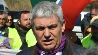 Под прозорците на властта ври и кипи