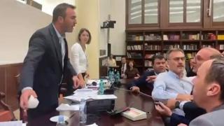 Бесен екшън в парламента на РСМ! Летят чаши и подноси, проля се кръв ВИДЕО 