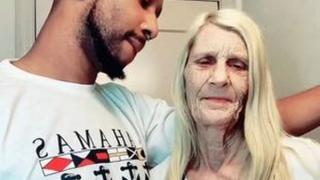 Баба на 17 внуци се омъжи за 24-годишен, а сега... СНИМКИ