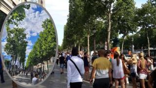 Българите се юрнаха към Париж след тази новина! Цените на всичко паднаха със 70%