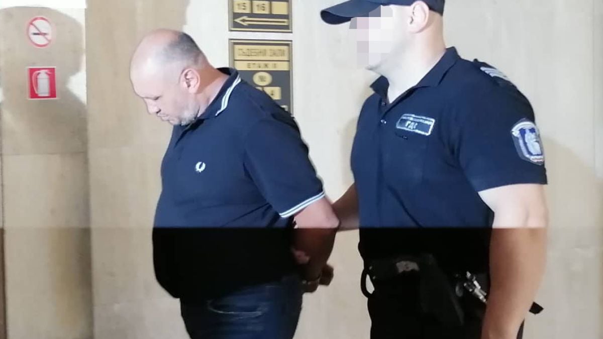 Ето го бургаския сводник, залъгвал момичета с много пари и ги карал да проституират СНИМКИ