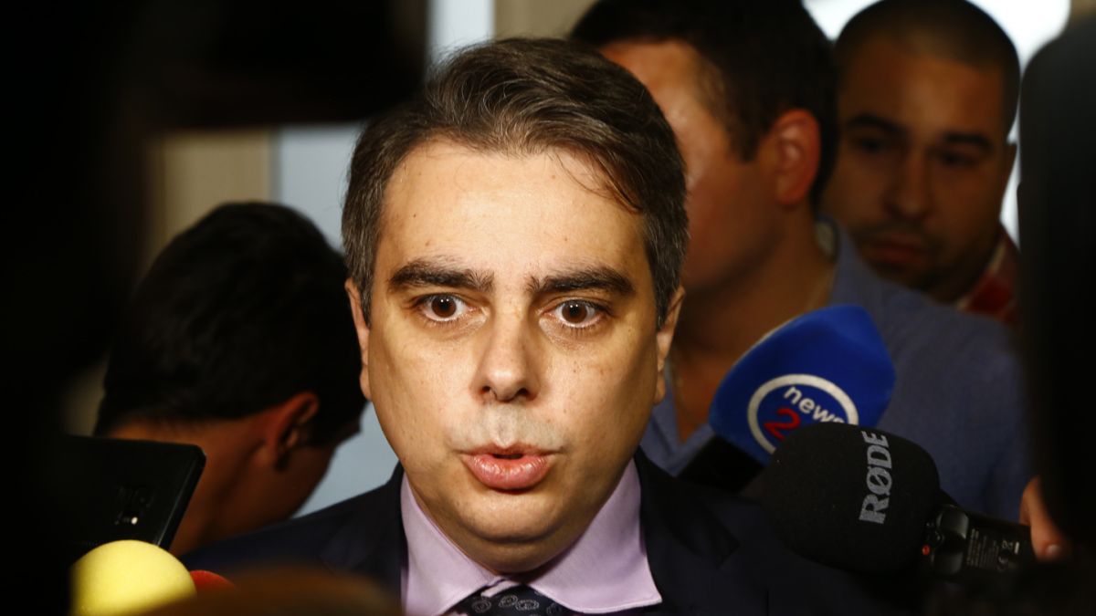 Рунд пореден: Василев отговори на Бойко, захапа го с цифри