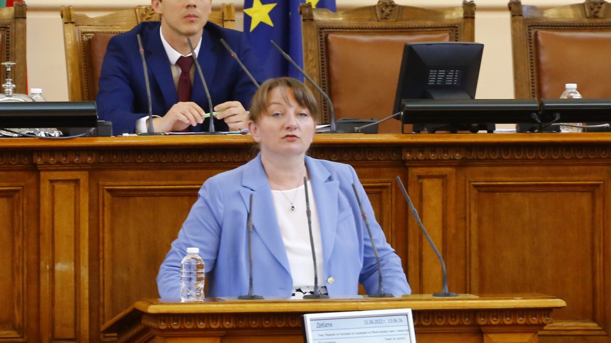 Деница Сачева нахока депутатите за неуспеха да изберат шеф на НС
