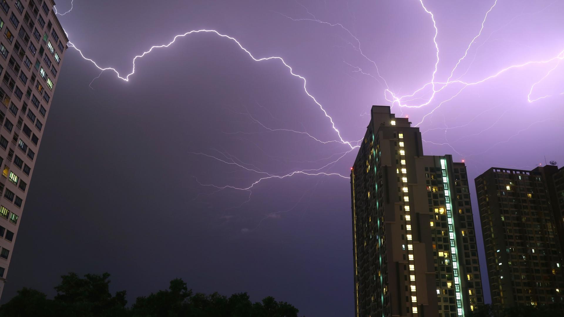 Синоптикът Янков: Иде ужасяващ юни - смерч, торнадо, бури, градушки и много...