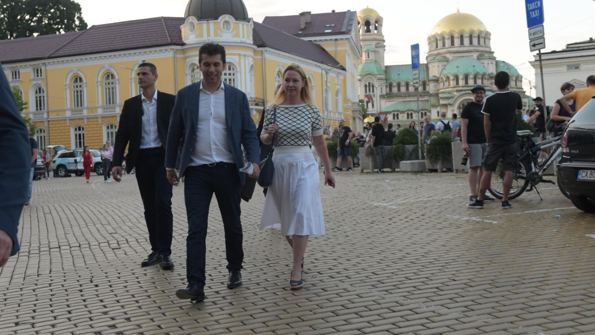 Петков избяга с 200 от София, ето къде заведе Линда СНИМКИ 