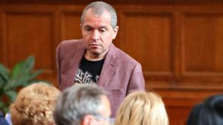 Тошко Йорданов се появи в този вид в парламента и модната полиция настръхна БЛИЦ TV