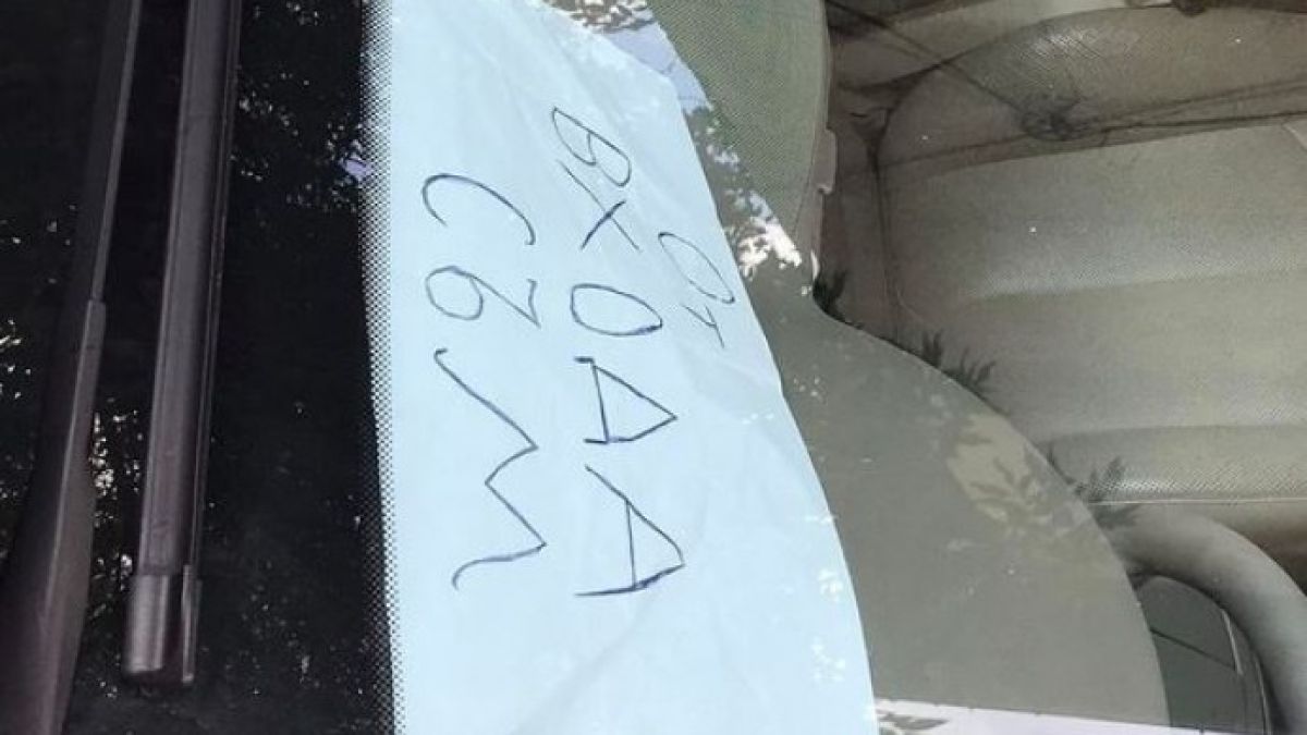 Пловдивчанин паркира колата си и сложи на таблото БЕЛЕЖКА, която подпали мрежата