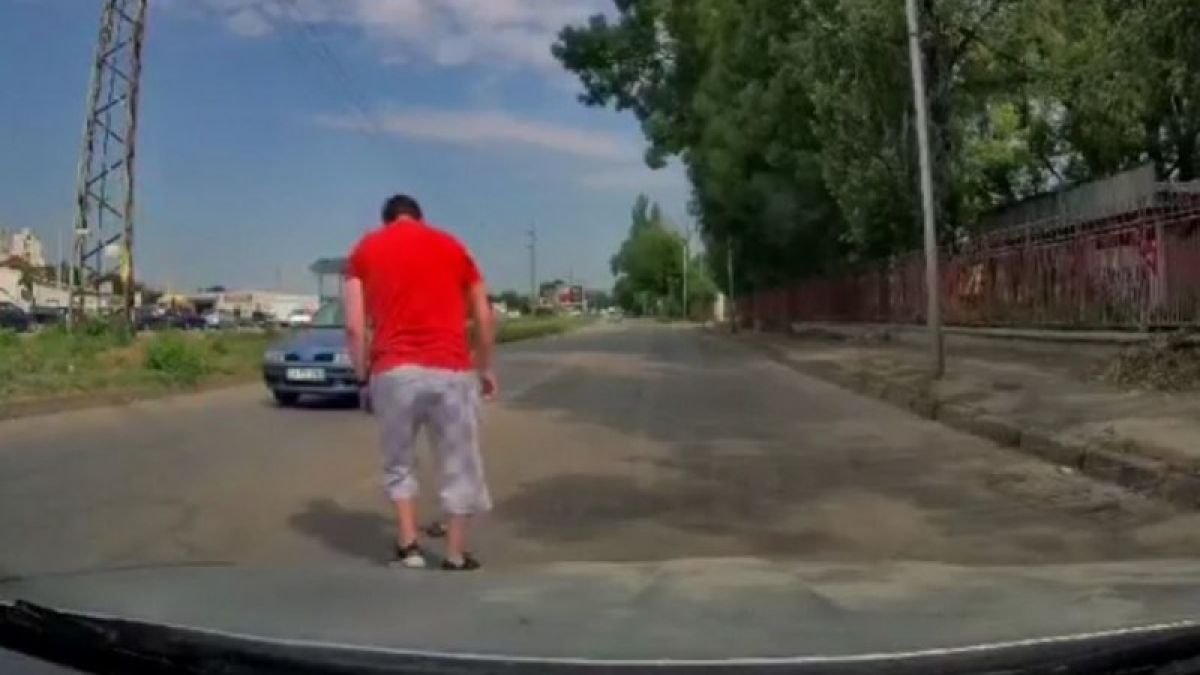 Шофьор спря и направи задръстване в Плевен, но причината се оказа изумителна ВИДЕО