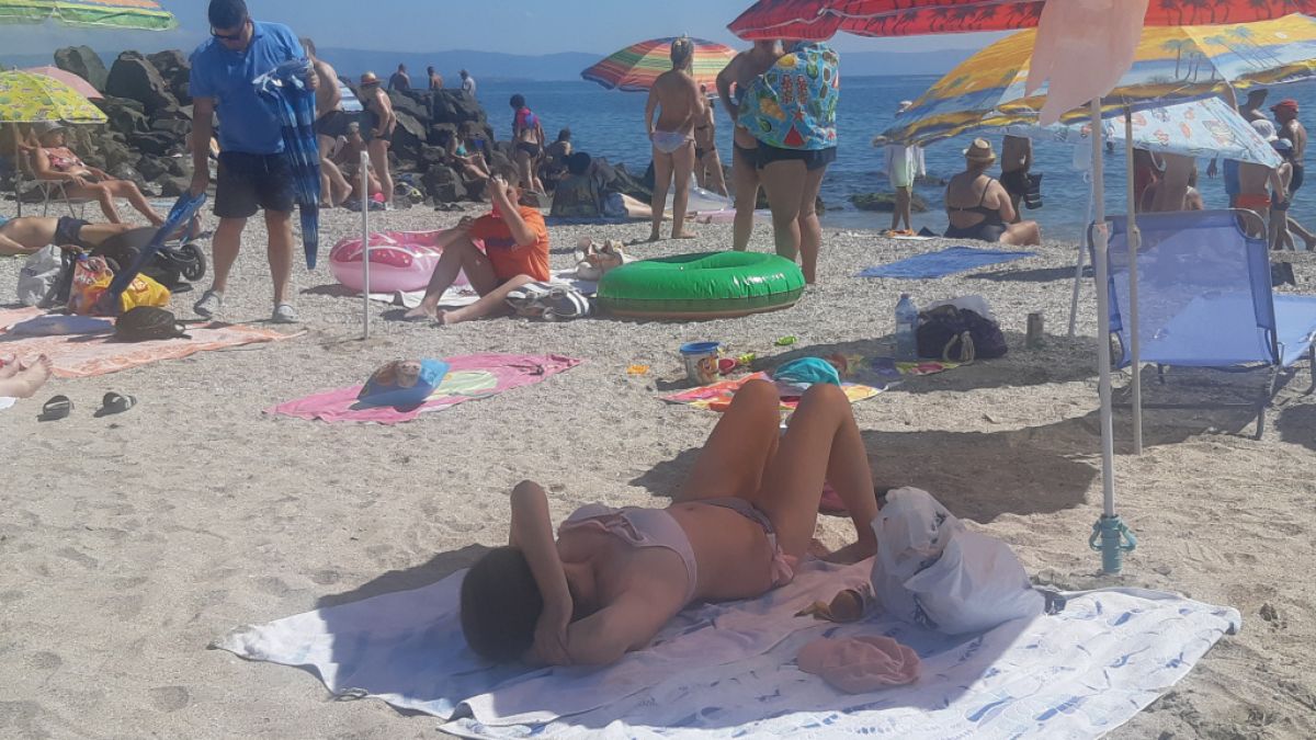 Ивайло изтръпна от ужас, когато видя какво има до главата му на топлия пясък в Райския плаж в Созопол СНИМКИ