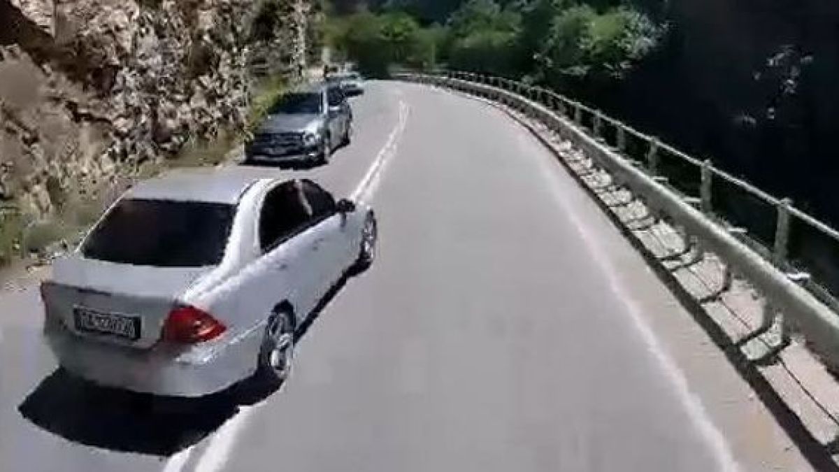 ВИДЕО с опасна маневра в дефилето Велинград-Варвара изправи косите на всички 