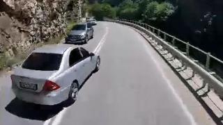 ВИДЕО с опасна маневра в дефилето Велинград-Варвара изправи косите на всички 