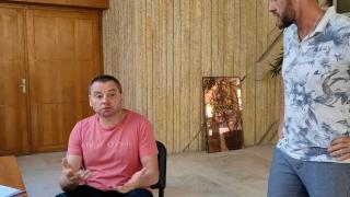 Ето какво се случва с бивакуващия в бургаския съд двойник на Алън от „Двама мъже и половина“ 