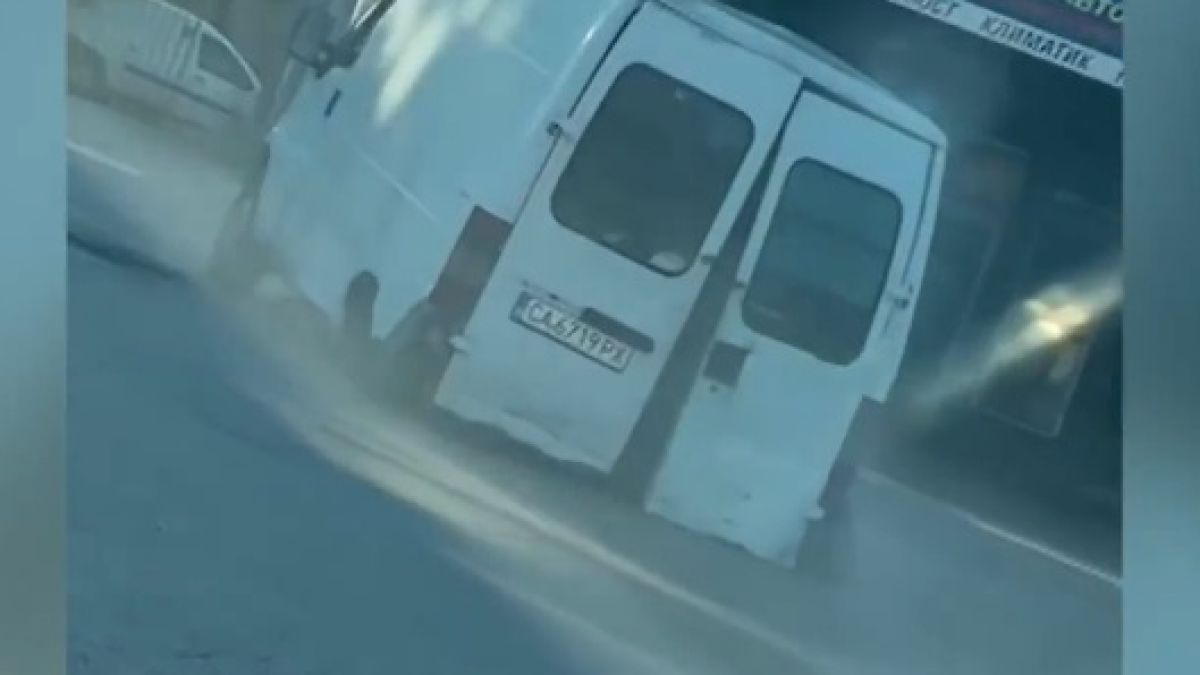 Бусът, движил се само по ламарини в София, се оказа... ВИДЕО