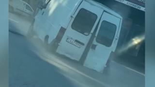 Бусът, движил се само по ламарини в София, се оказа... ВИДЕО