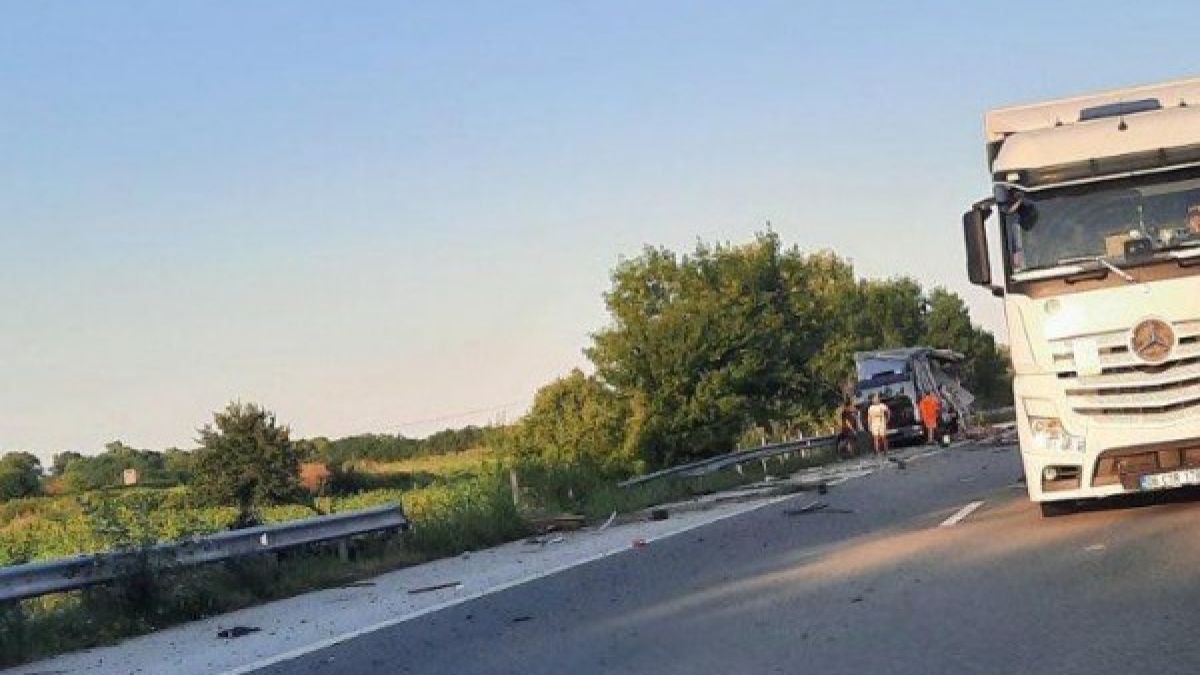 Дете е прието в болница след адската катастрофа с камиони на АМ "Тракия"