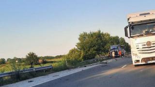 Дете е прието в болница след адската катастрофа с камиони на АМ "Тракия"