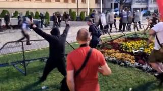 Война в центъра на Скопие! Брутален екшън между полиция и протестиращи ВИДЕО
