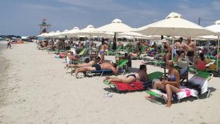 Зажаднели за слънце и релакс нашенци препълниха плажа във Фанари