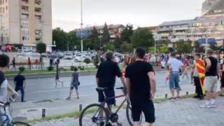 В Скопие става все по-страшно, летят камъни и...