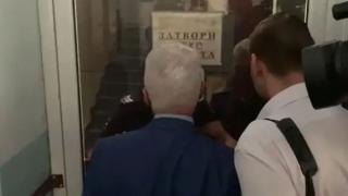Сидеров влезе в I РУ, за да дири полицайката Симона! Арестуваха го ВИДЕО