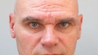 Тревога: Въоръжен и жесток убиец е на свобода, дирят го из цялата страна! СНИМКА