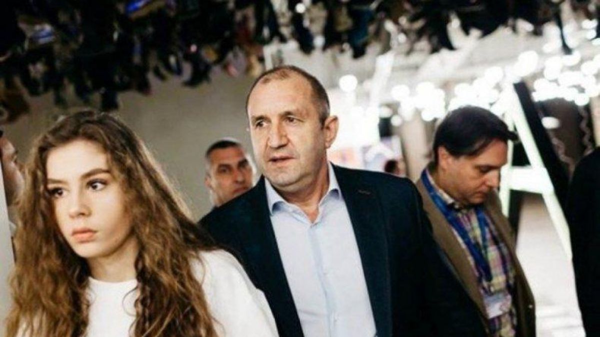 Щерката на президента заголи плът, а между гърдите й лъсна... СНИМКА 18+