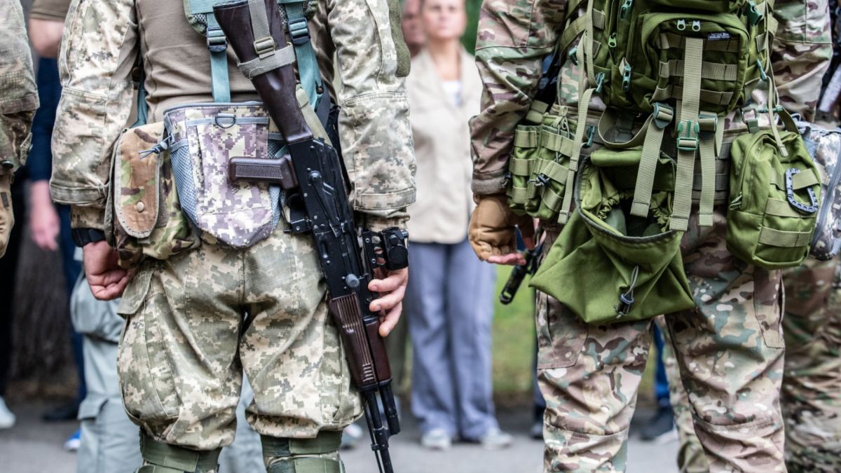 Цивилните в Киев на военно учение, стрелят по врагове