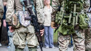 Цивилните в Киев на военно учение, стрелят по врагове