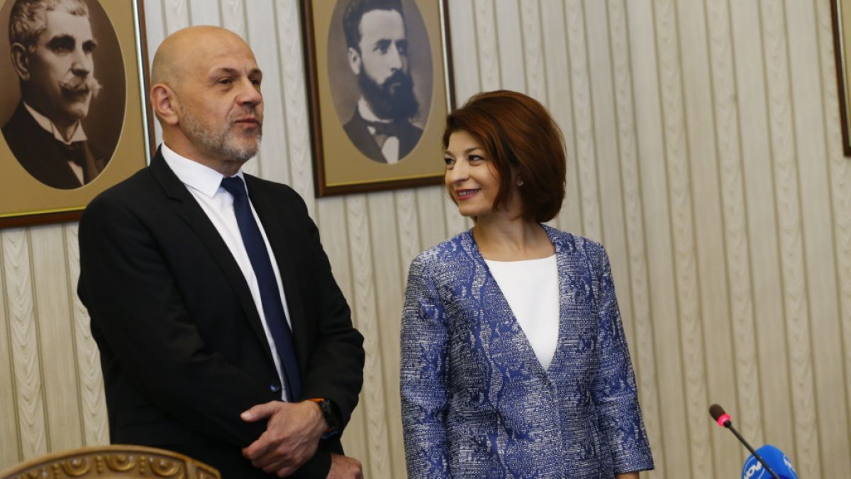 Деси Атанасова разкри какво са си казали с Радев