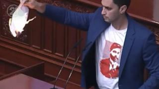 Северномакедонски депутат с лика на Гоце Делчев изгори френското предложение в парламента ВИДЕО