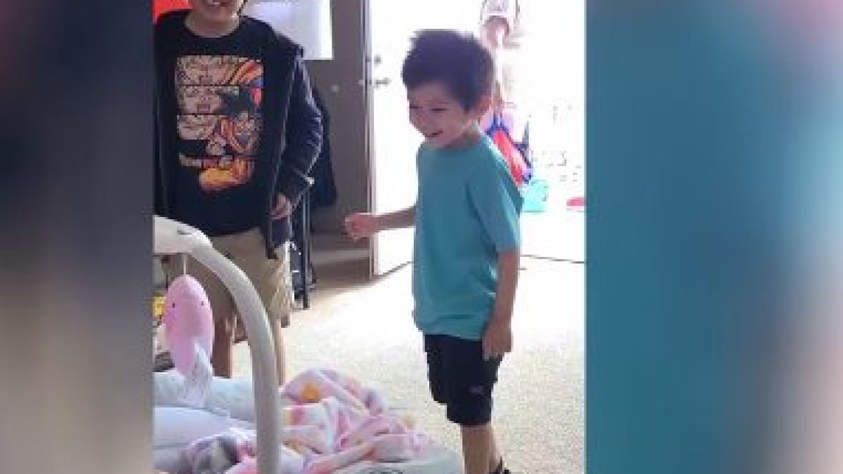 ВИДЕО запечата безценната реакция на братя към новородената им сестричка