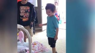 ВИДЕО запечата безценната реакция на братя към новородената им сестричка